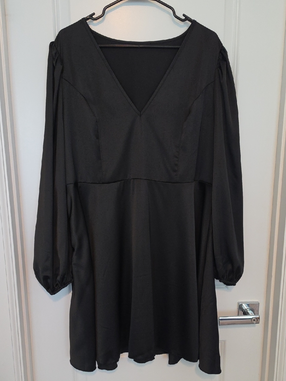 SHEIN Black V-Neck Mini Dress with Balloon Sleeves